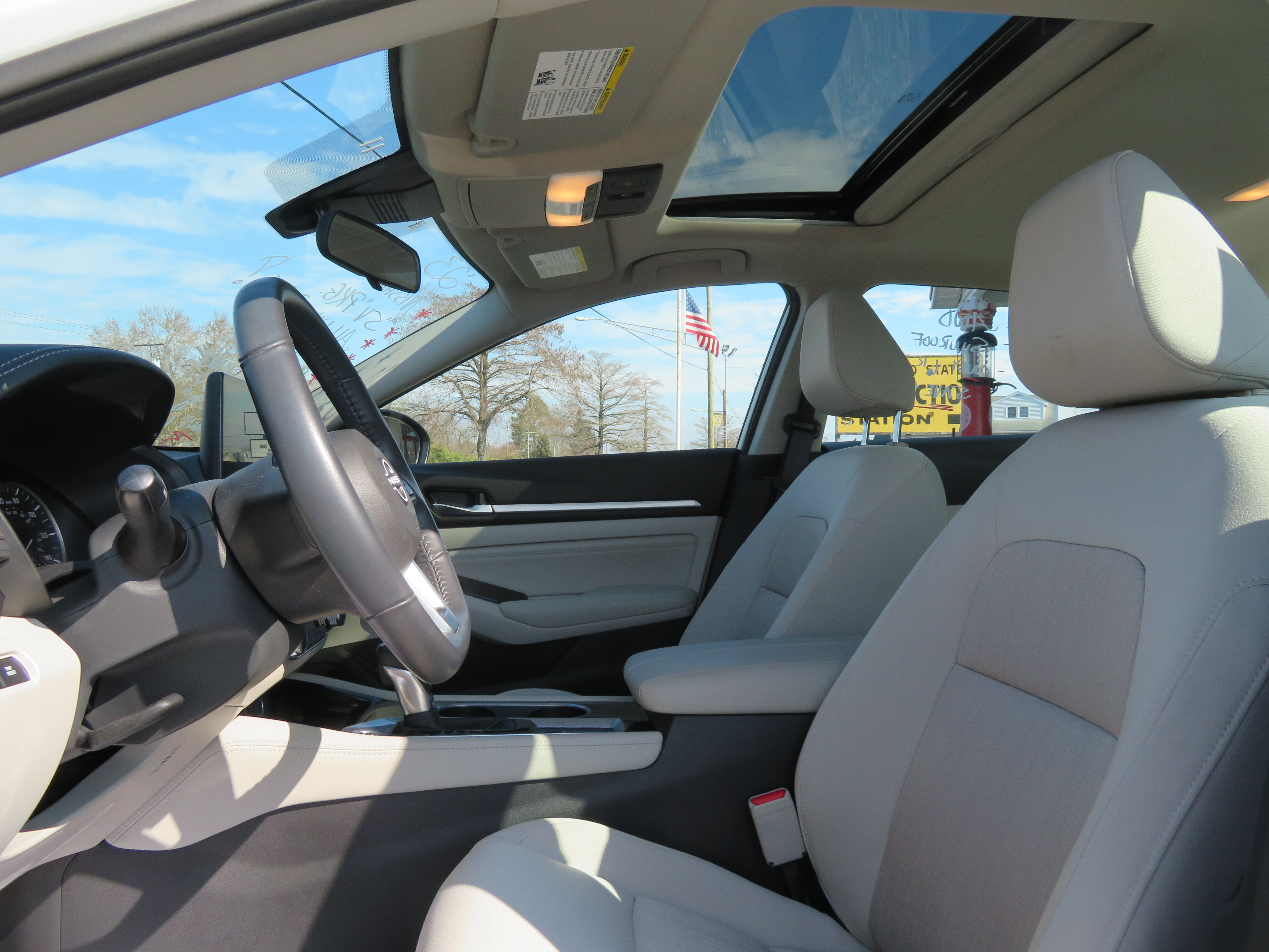 2023 Nissan Altima "SV" AWD! ONLY 6k miles!! Sunroof/Loaded!!