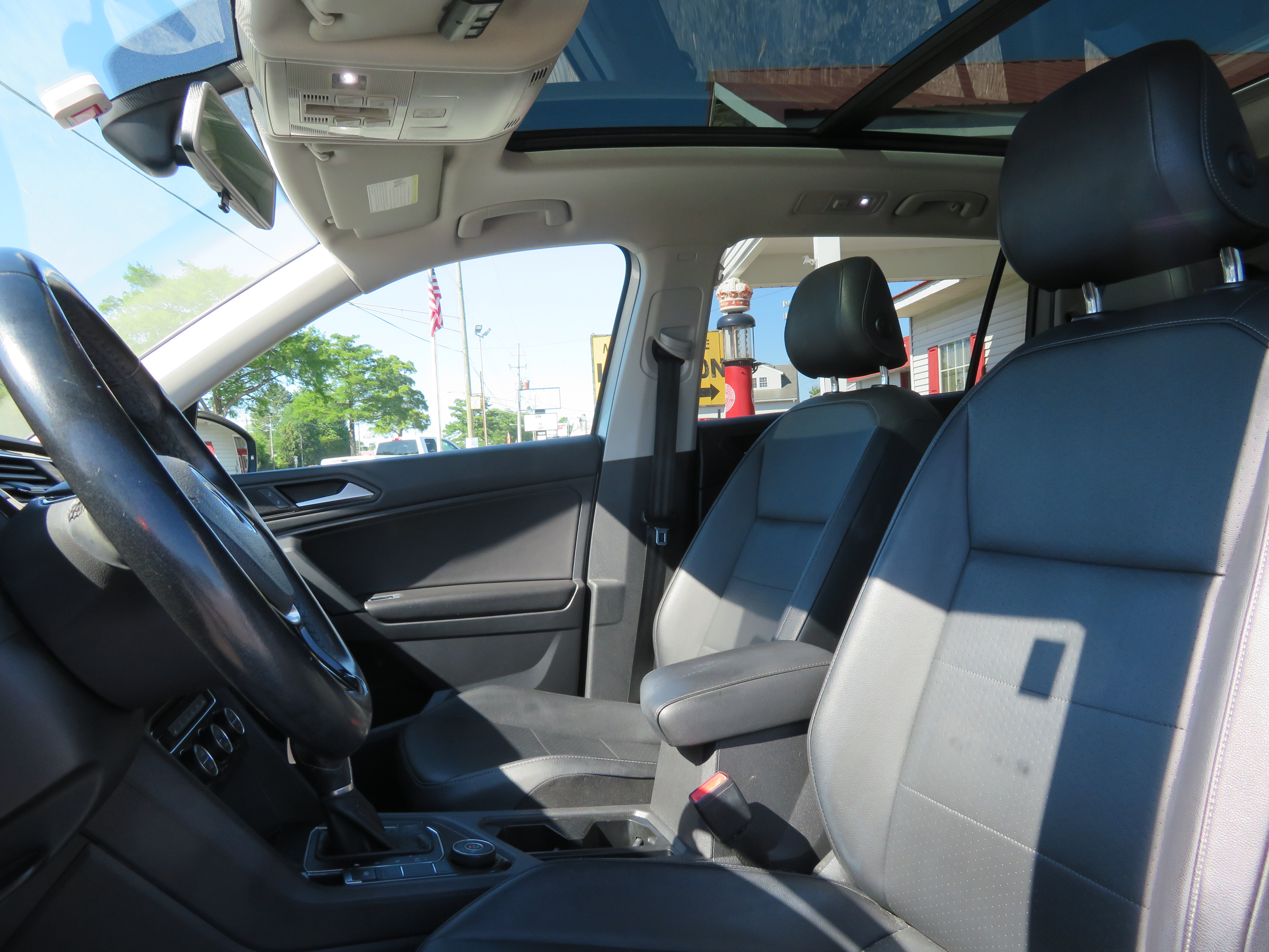 2019 VW Tiguan "SE" AWD/Big Sunroof/Leather