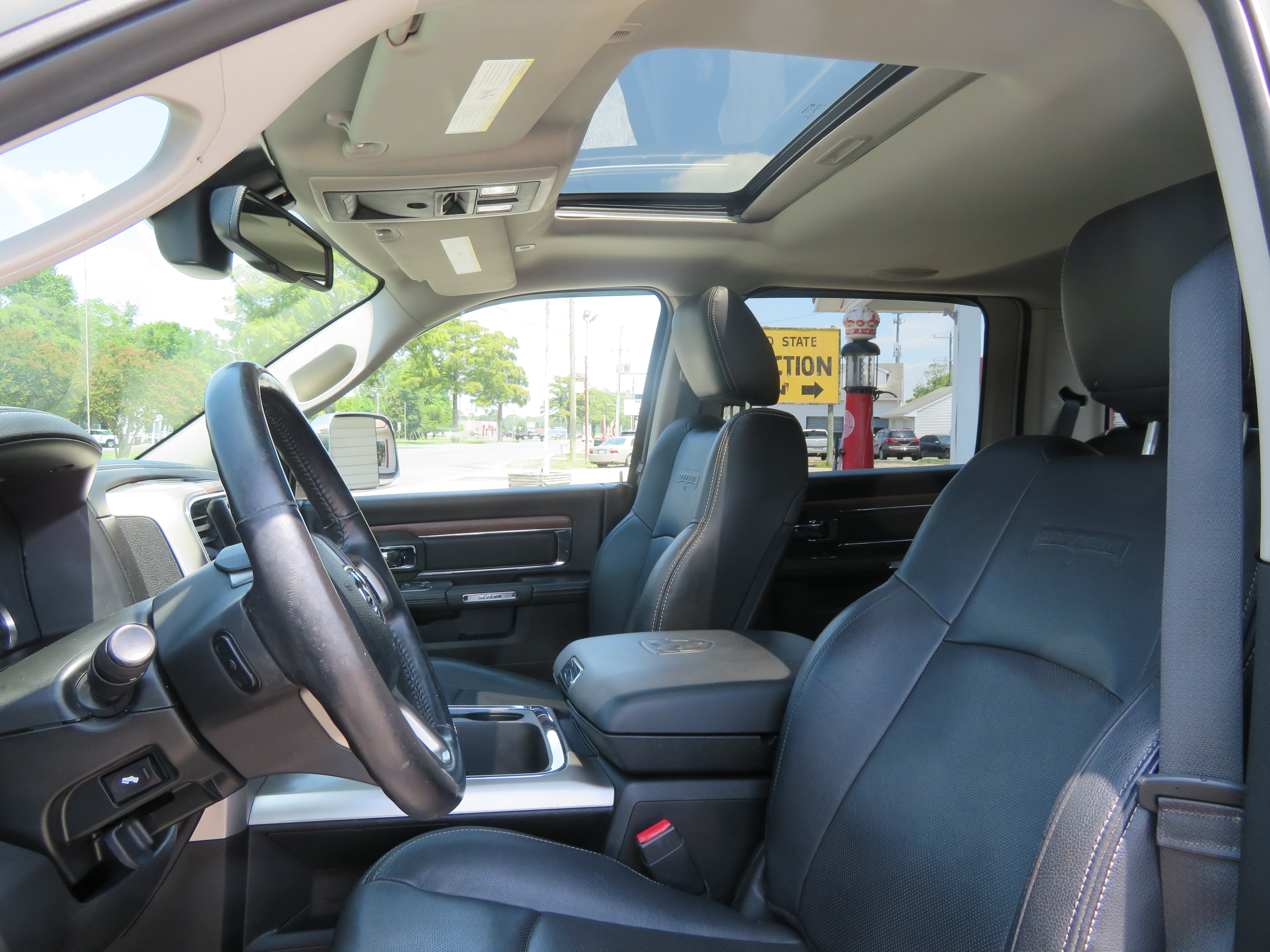 2017 Ram 1500 "Laramie" Crew Cab 4x4/Low Miles/Local Trade