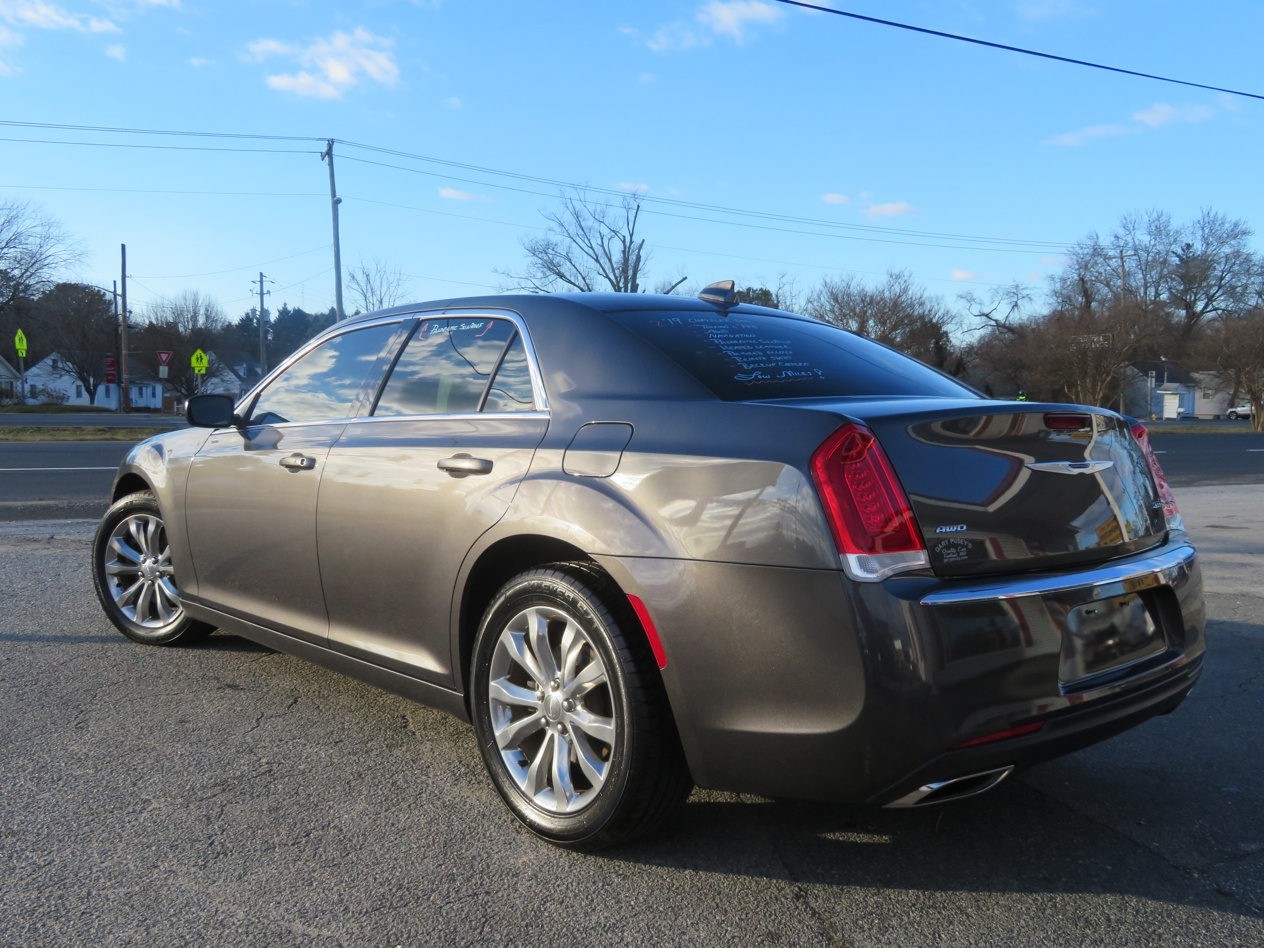 2019 Chrysler 300 Touring "L" AWD Low miles/Panoramic Sunroof