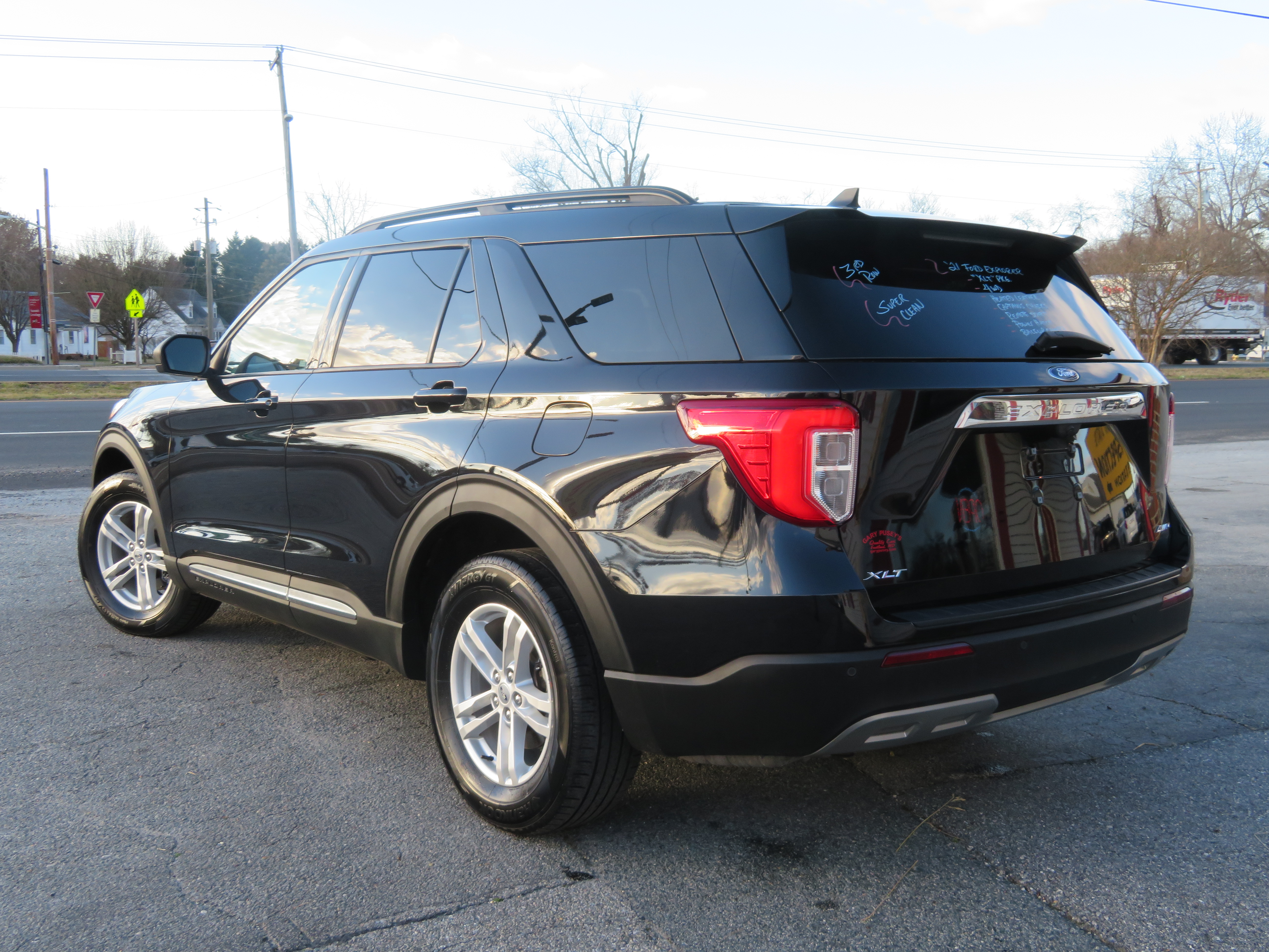 2021 Ford Explorer "XLT" 4x4/3rd Row/Leather