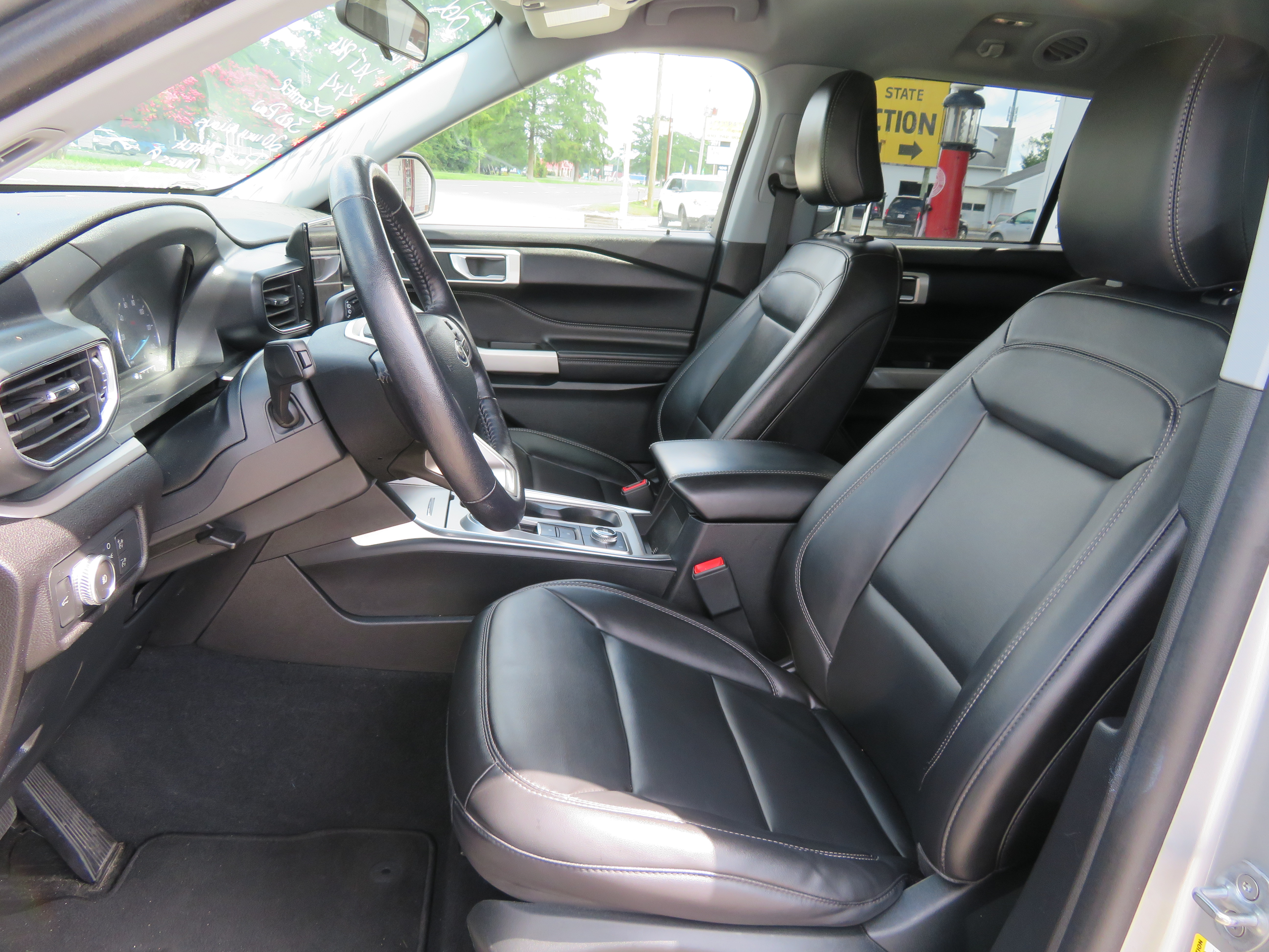 2022 Ford Explorer "XLT" 4x4