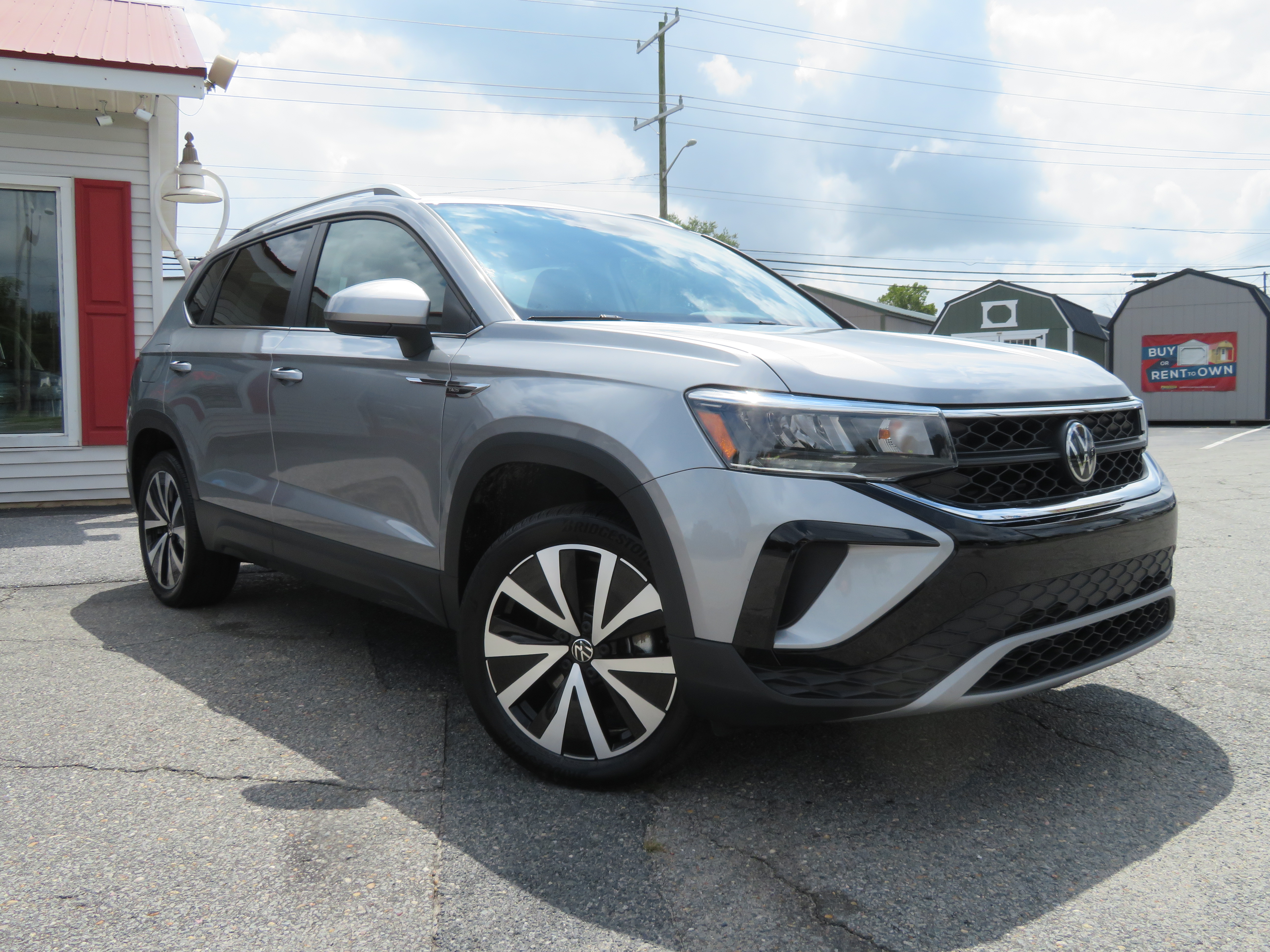 2024 VW Taos "SE" ONLY 10k miles BIG SUNROOF!!