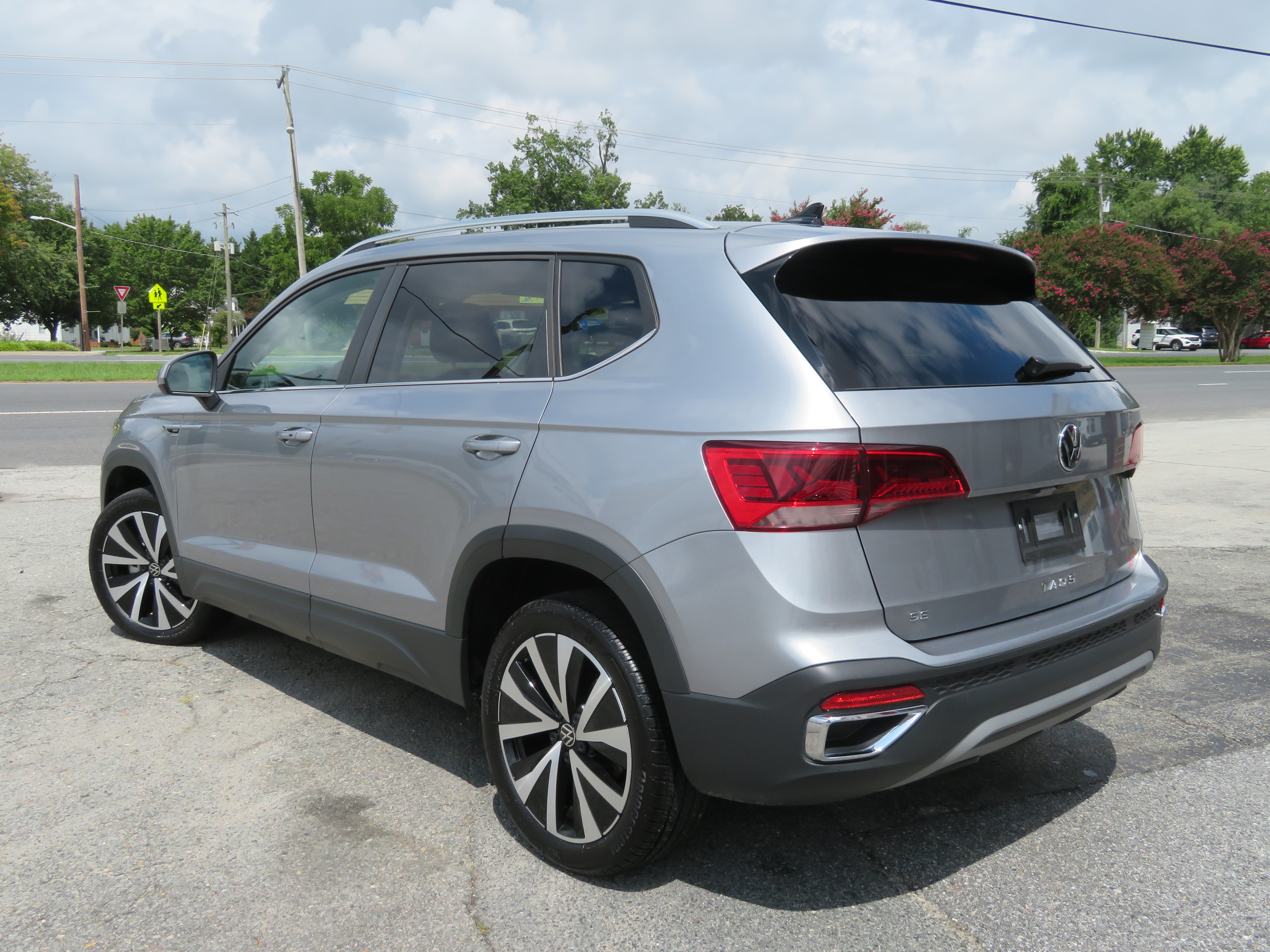 2024 VW Taos "SE" ONLY 10k miles BIG SUNROOF!!